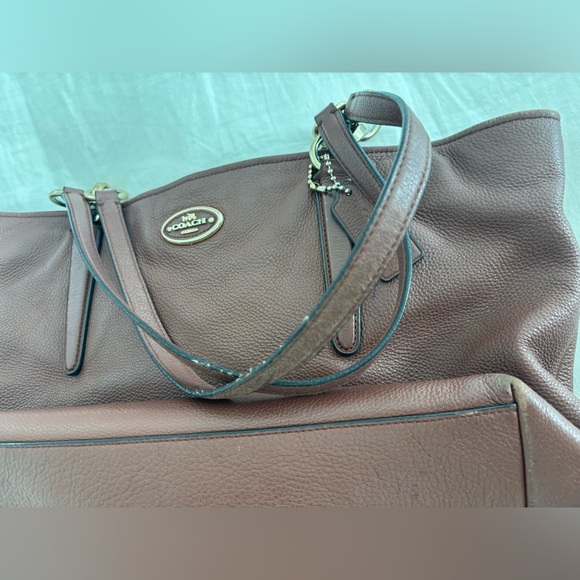 Beautiful Pebbled Leather Coach bag with Gold Details: - Picture 9 of 15